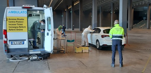 Coronavirus: al via i test drive-through direttamente dall’auto alla fiera del mare di Genova
