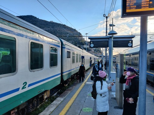 Uomo sui binari tra Ventimiglia e Bordighera: traffico ferroviario sospeso per un'ora e ritardi