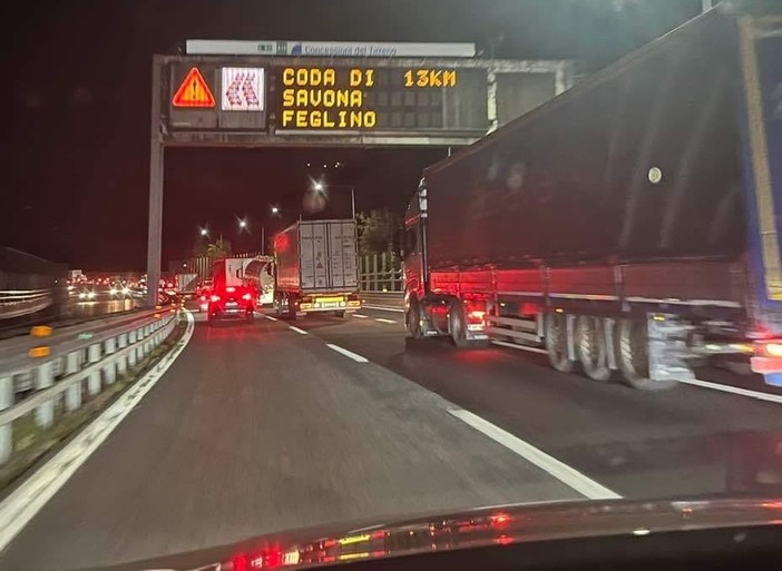 Ponte da "tutto esaurito", ma i turisti rimangono bloccati in autostrada