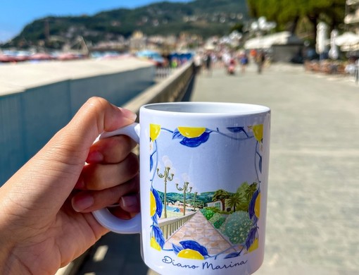 Una tazza con il lungomare di Diano  Marina, così i turisti potranno ricordare la vacanza in Riviera