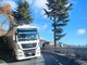 Un tir incastrato sui tornanti di Nava