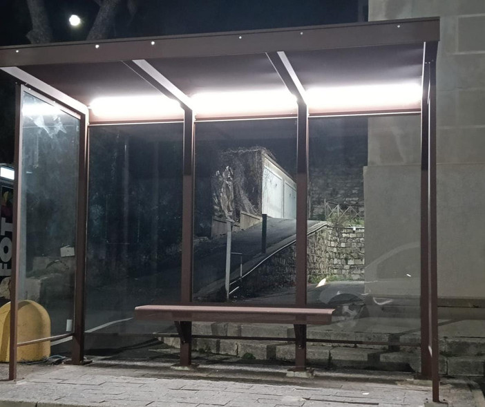 Imperia si fa più "Smart": arrivano nuove pensiline con luce led per un’attesa più sicura Imperia si fa più "Smart": arrivano nuove pensiline con luce led per un’attesa più sicura