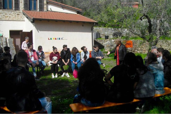 Imperia: all'uliveto sperimentale, i ragazzi del Vieusseux hanno incontrato gli studenti del C.I.F. di Genova