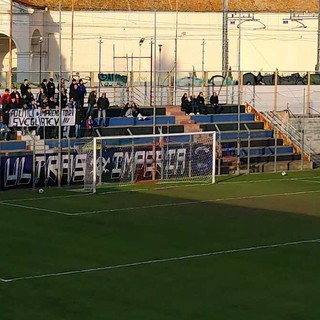 Lo striscione di protesta esposto dagli Ultras Lo striscione di protesta esposto dagli Ultras
