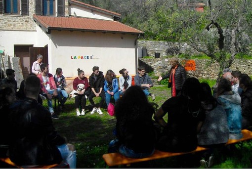 Imperia: all'uliveto sperimentale, i ragazzi del Vieusseux hanno incontrato gli studenti del C.I.F. di Genova