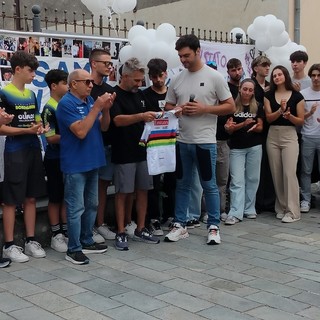 L'ultimo saluto a Samuele e l’abbraccio di Pogacar: "Avrebbe fatto di tutto per quella maglia" L'ultimo saluto a Samuele e l’abbraccio di Pogacar: "Avrebbe fatto di tutto per quella maglia"