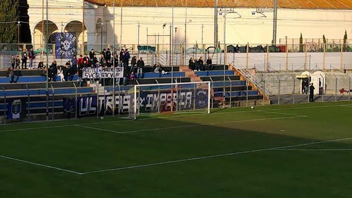 Lo striscione di protesta esposto dagli Ultras