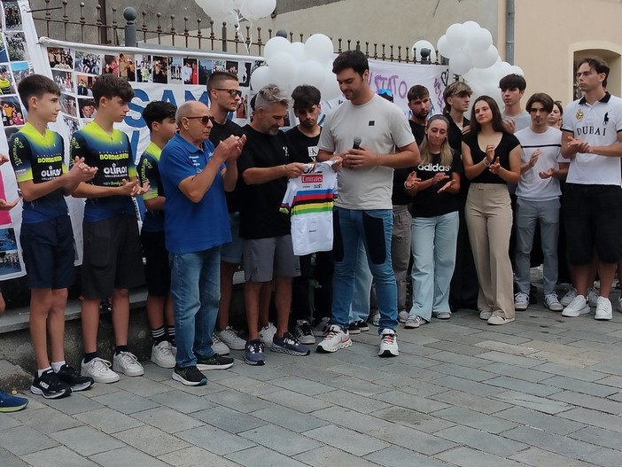 L'ultimo saluto a Samuele e l’abbraccio di Pogacar: "Avrebbe fatto di tutto per quella maglia"