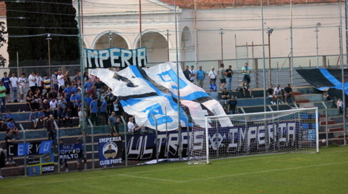 Calcio: Albenga-Imperia, gli ultras nerazzurri bloccati alla stazione