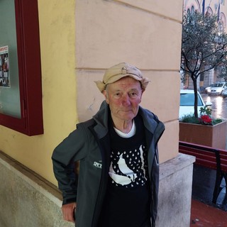 Da Loreto a Lourdes, il settantottenne maratoneta Ulderico Lambertucci fa tappa a Imperia (video) Da Loreto a Lourdes, il settantottenne maratoneta Ulderico Lambertucci fa tappa a Imperia (video)