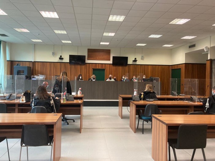 Imperia, attivista fa il dito medio al poliziotto e viene condannato a 6mila euro di multa, ma si oppone: al via il processo per un 67enne Imperia, attivista fa il dito medio al poliziotto e viene condannato a 6mila euro di multa, ma si oppone: al via il processo per un 67enne