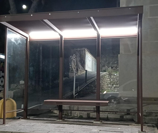 Imperia si fa più "Smart": arrivano nuove pensiline con luce led per un’attesa più sicura Imperia si fa più "Smart": arrivano nuove pensiline con luce led per un’attesa più sicura
