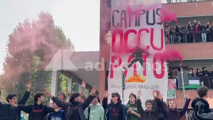 Torino, gli studenti del Campus occupato: "Soldi all'università, non alla guerra"