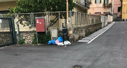 LA SEGNALAZIONE. Via Paoletti a Imperia, i residenti: "Simbolo di degrado urbano, rifiuti abbandonati e incuria"