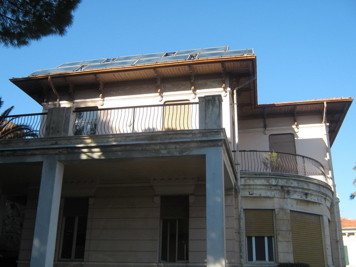 Il Comune di Imperia fa cassa: venduti villa Carpeneto e il tabacchino di piazza Calvi