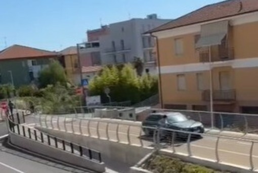 Auto sulla ciclabile di Diano Marina: il video diventa virale