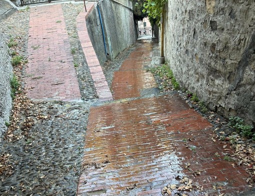Acquedotto colabrodo a Imperia: maxi perdita d'acqua in via Bossi, allagato anche corso Garibaldi Acquedotto colabrodo a Imperia: maxi perdita d'acqua in via Bossi, allagato anche corso Garibaldi