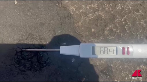 Caldo, a Roma l'asfalto sfiora i 70 gradi: la prova del termometro Caldo, a Roma l'asfalto sfiora i 70 gradi: la prova del termometro