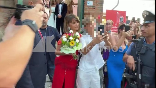 Un mazzo di fiori per Penelope Cruz a Venezia 83, lo spasimante è un gentleman giovanissimo Un mazzo di fiori per Penelope Cruz a Venezia 83, lo spasimante è un gentleman giovanissimo