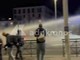 Violenti scontri a Torino: manifestanti lanciano bottiglie e pietre, polizia usa lacrimogeni e idranti Violenti scontri a Torino: manifestanti lanciano bottiglie e pietre, polizia usa lacrimogeni e idranti