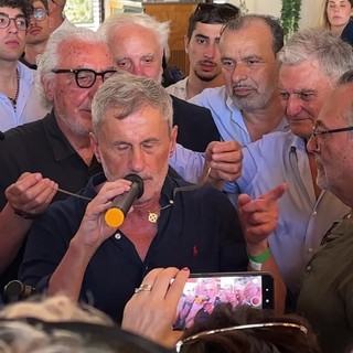 Alemanno esce dal carcere e si rimette la croce celtica al collo