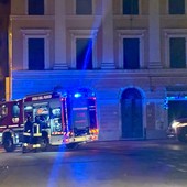 Vigili del fuoco impegnati in piazza Ricci Vigili del fuoco impegnati in piazza Ricci