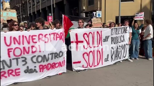 Cortei a Palermo, migliaia di lavoratori e studenti contro guerra e carovita Cortei a Palermo, migliaia di lavoratori e studenti contro guerra e carovita