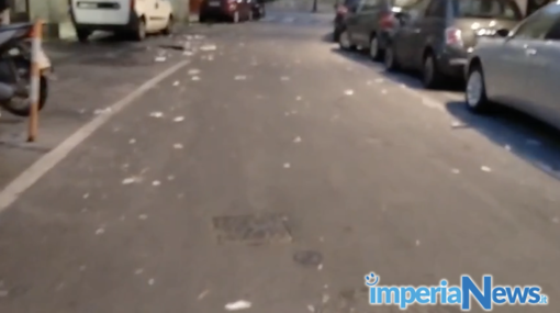 Imperia, via Foce discarica a cielo aperto: anche un piccione morto per strada (video)