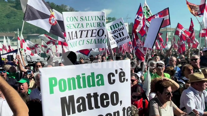 Pontida, dalle t-shirt ai cori sul pratone è derby tra 'nordisti' e 'salviniani'