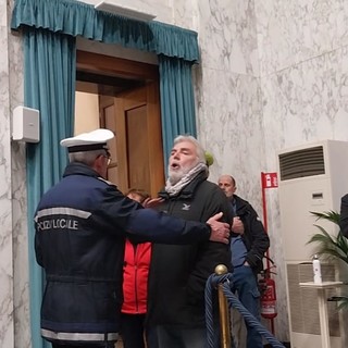 Tensione in Consiglio comunale a Imperia: “Avete paura della gente”, ha gridato in aula Valerio Romano