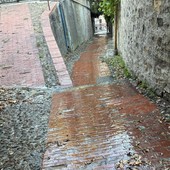 Acquedotto colabrodo a Imperia: maxi perdita d'acqua in via Bossi, allagato anche corso Garibaldi Acquedotto colabrodo a Imperia: maxi perdita d'acqua in via Bossi, allagato anche corso Garibaldi