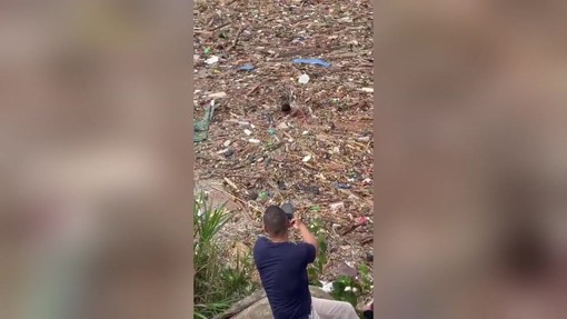 Bambino nuota tra i detriti in Nepal, le persone riprendono la scena invece di aiutarlo