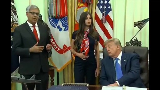 "Si tocca la pancia per svegliare Trump con una scossa", la nuova teoria complottista sui social