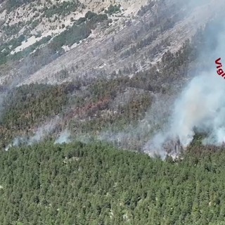 Abruzzo in fiamme, droni e Canadair in azione per spegnere gli incendi Abruzzo in fiamme, droni e Canadair in azione per spegnere gli incendi