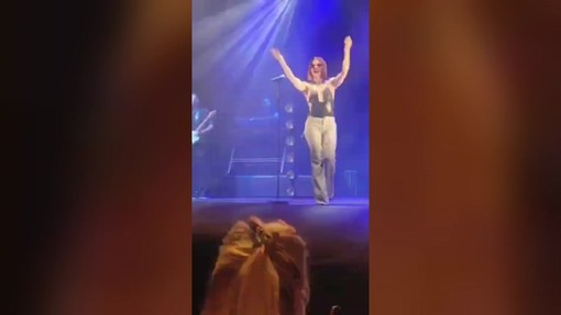 Paura per Noemi, la cantante cade dal palco e il concerto viene interrotto Paura per Noemi, la cantante cade dal palco e il concerto viene interrotto