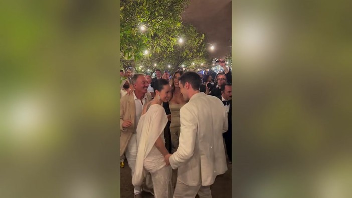 Aurora Ramazzotti e Goffredo Cerza sposi, il ballo dopo il primo 'sì' Aurora Ramazzotti e Goffredo Cerza sposi, il ballo dopo il primo 'sì'
