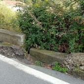 Via Diano Calderina, tratto a rischio all’altezza di via Giacomo Molle: i residenti denunciano il cedimento del lato mare Via Diano Calderina, tratto a rischio all’altezza di via Giacomo Molle: i residenti denunciano il cedimento del lato mare