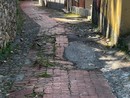 Porto Maurizio, via Bossi: pavimentazione sollevata: residenti bloccati
