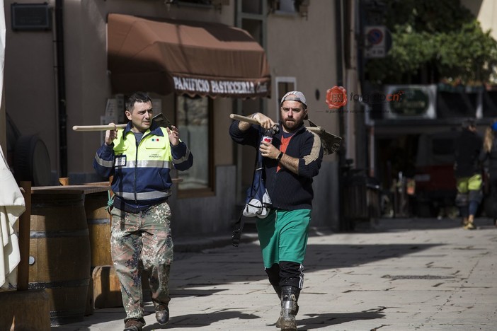 A Limone Piemonte c'è voglia di ripartire: giovani e volontari armati di pala per tornare al più presto alla normalità (Foto)