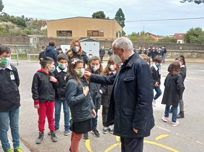 Imperia, gli alunni della Scuola di Caramagna accolgono il sindaco: "Grazie di prenderti cura della città" Imperia, gli alunni della Scuola di Caramagna accolgono il sindaco: "Grazie di prenderti cura della città"