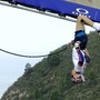 Con 600 monkey bar attraversa un ponte a 200 metri d'altezza: l'impresa di van Tonder