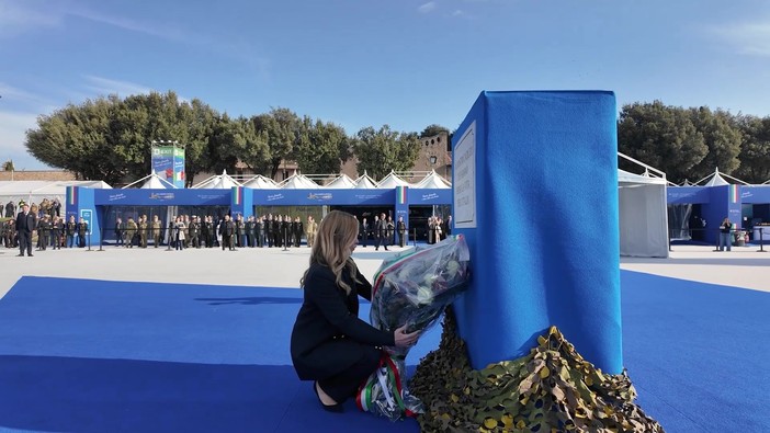 Elicottero caduto in Bosnia, Meloni rende omaggio ai quattro militari italiani