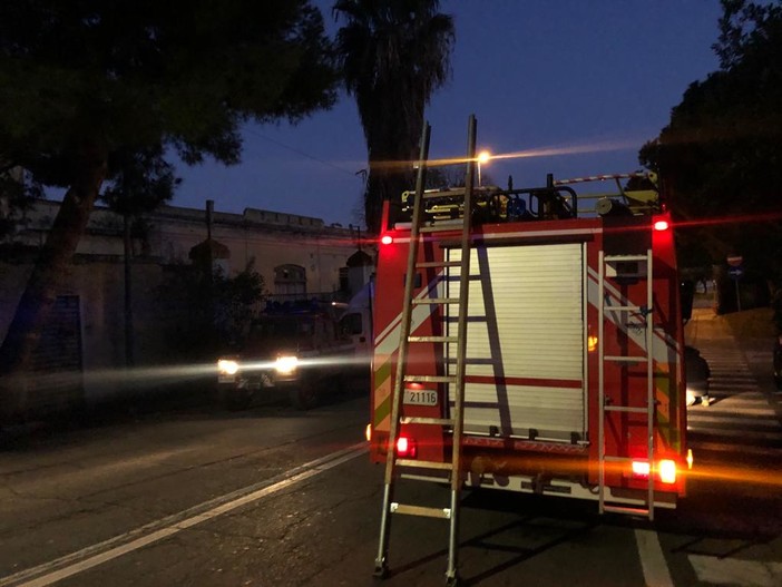 Imperia, auto si schianta contro un muro a Caramagna: paura per i contatori del gas