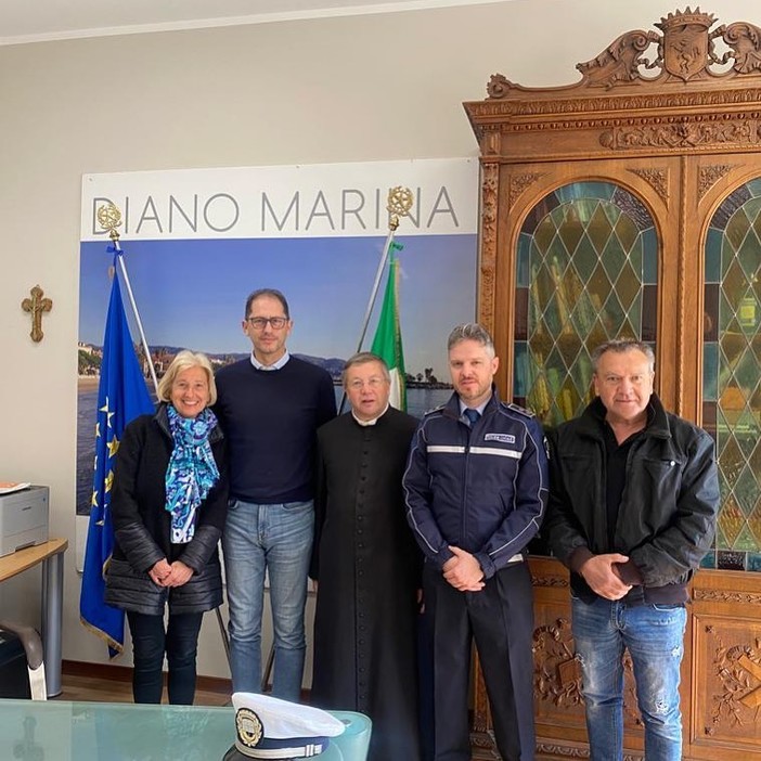 A Diano Marina la visita di cortesia di don Luca Perracchini al nuovo comandante della locale A Diano Marina la visita di cortesia di don Luca Perracchini al nuovo comandante della locale