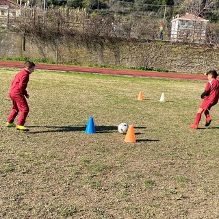 Calcio, sedute di perfezionamento tecnico per i giocatori della 'Vallecrosia Academy' (foto)