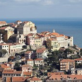 ACCADDE OGGI, 11 giugno 1978. Fumeria di hashish nel cuore del Parasio: irruzione della polizia e stupore per i giovani frequentatori dell’Imperia bene ACCADDE OGGI, 11 giugno 1978. Fumeria di hashish nel cuore del Parasio: irruzione della polizia e stupore per i giovani frequentatori dell’Imperia bene