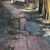 Porto Maurizio, via Bossi: pavimentazione sollevata: residenti bloccati