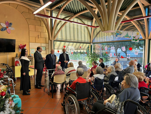 Imperia, il sindaco Scajola in visita alla casa di riposo di via Agnesi per gli auguri di Natale