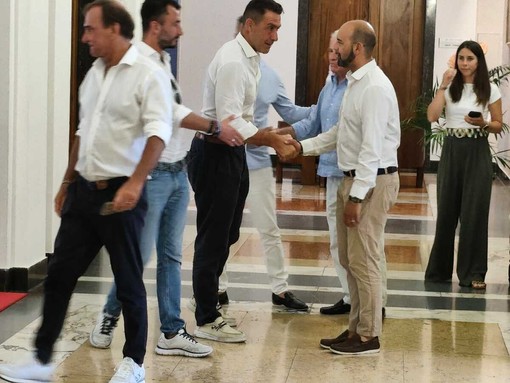 Vannacci si congeda da Scajola e Vassallo ieri a Palazzo civico Vannacci si congeda da Scajola e Vassallo ieri a Palazzo civico