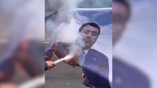 Bruciano manifesto con il volto di Salvini, la protesta degli studenti alla Sapienza Bruciano manifesto con il volto di Salvini, la protesta degli studenti alla Sapienza